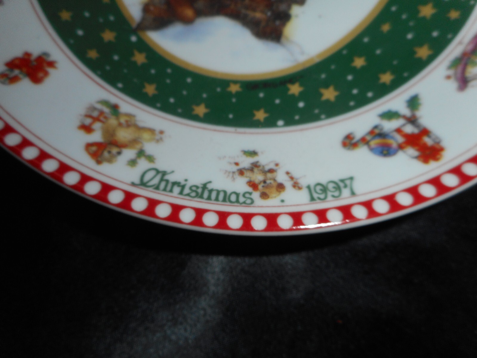 Christmas 1997 Plate featuring Santa (Free Shipping with 6 or more items) gallery