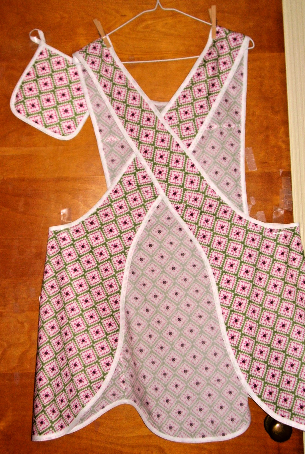 HANDMADE BIB APRON - PLUS SZ - CROSS BACK - ABSTRACT FLOWERS - RETRO - VINTAGE gallery