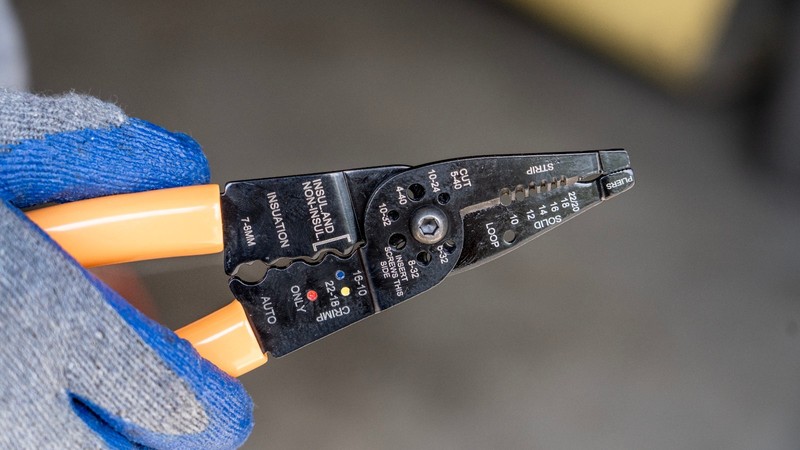 1 PIECE HIGH QUALITY WIRE STRIPPER, STEEL BODY, PVC HANDLES gallery