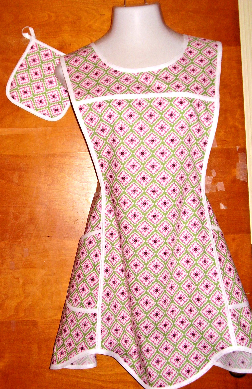 HANDMADE BIB APRON - PLUS SZ - CROSS BACK - ABSTRACT FLOWERS - RETRO - VINTAGE gallery