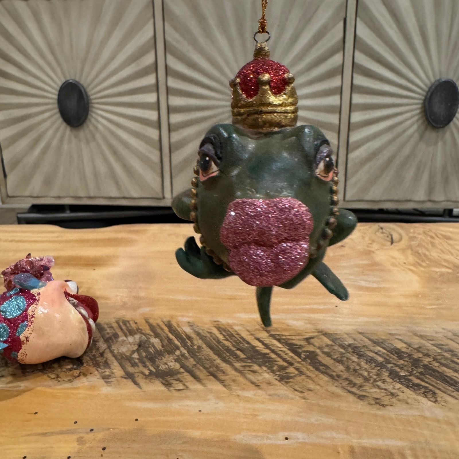 VTG Whimsical Frog Prince Ornament King Crown Glitter Kissing Lips Figurine gallery