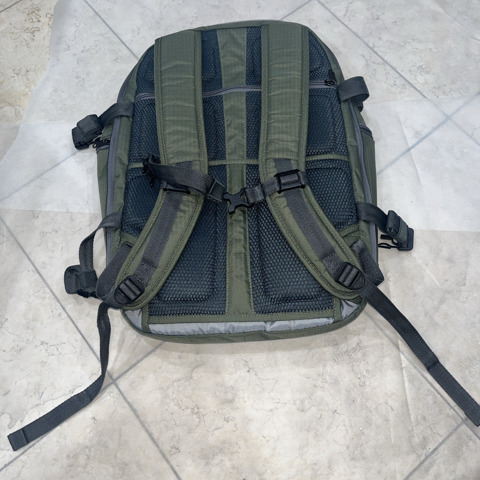Eagle Creek Tom Backpack. Green/Black 5