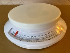 ADJUSTABLE KITCHEN SCALE White Plastic Round Measures LBS & KG Up To 7lbs 3Kg