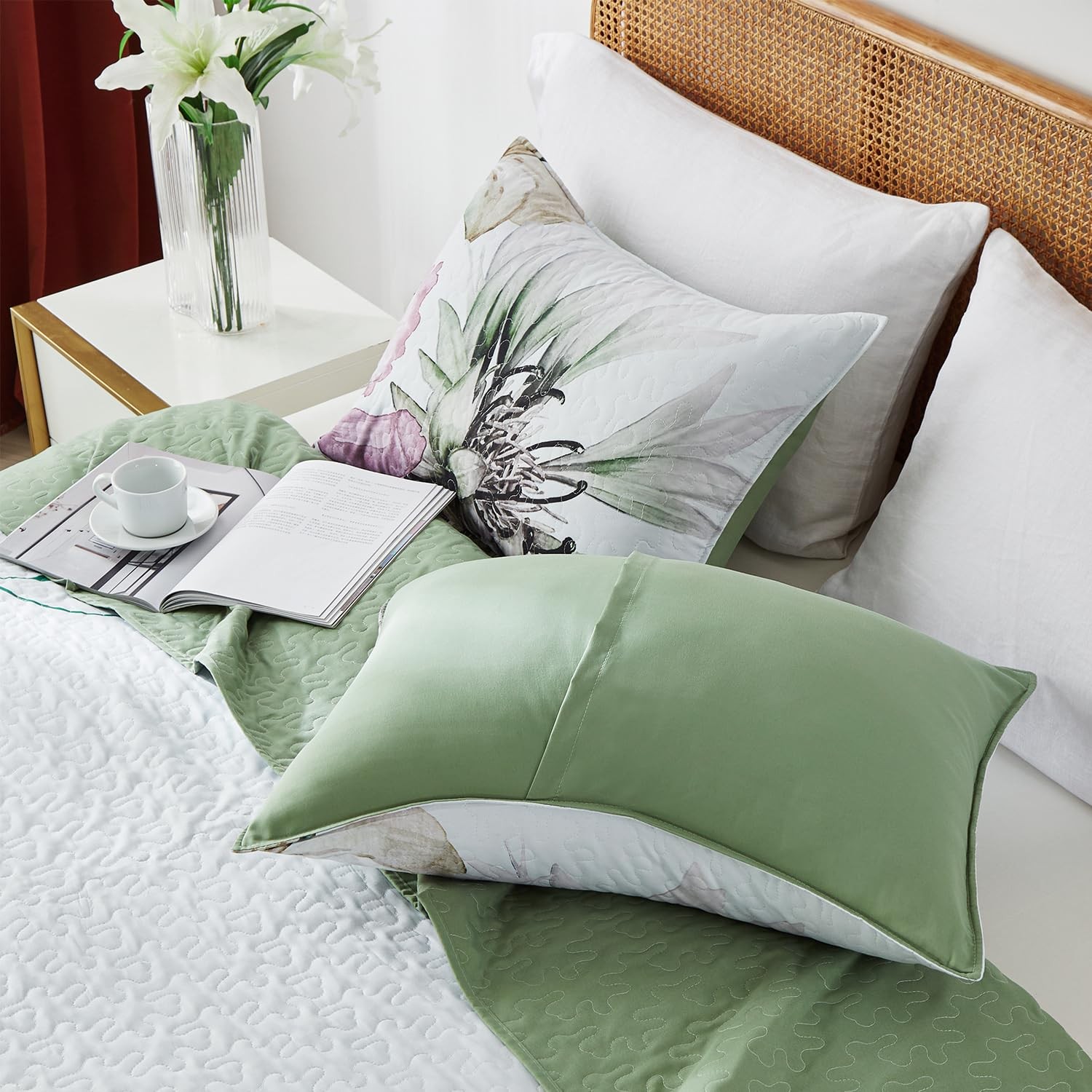 Full Queen Size Quilt Set, Elegant Floral Botanical Pattern Green Bedding Set. gallery