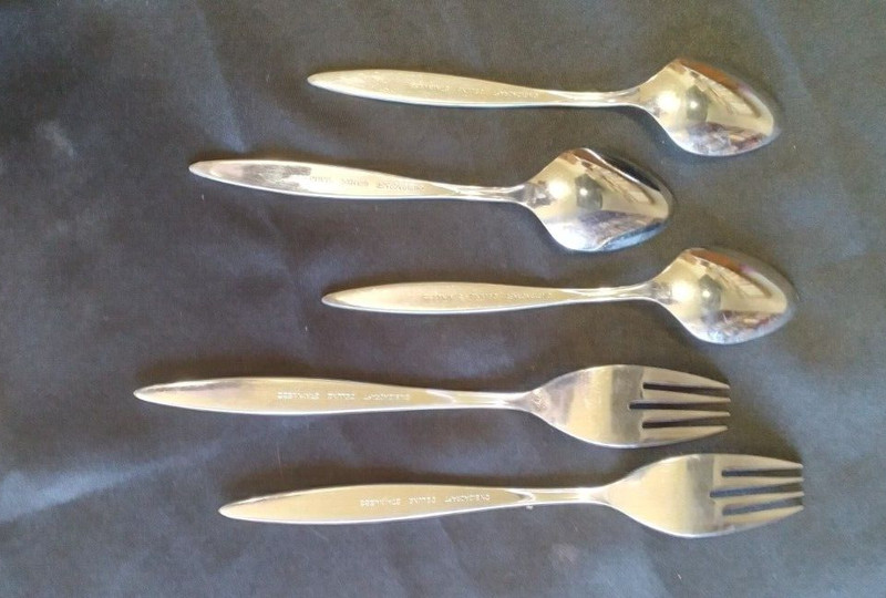 WINTERSONG Oneida Oneidacraft Deluxe Stainless 3 Teaspoon & 2 Fork 7 3/8 inches gallery