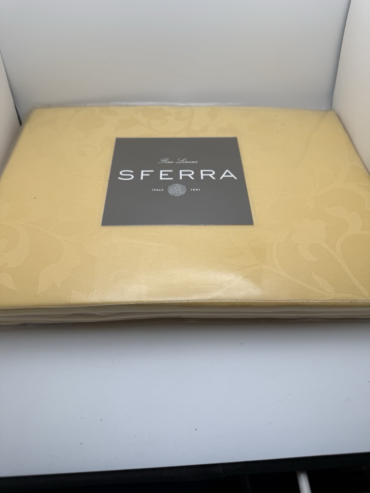 Sferra Orchard Butter 90” Round Tablecloth Yellow Jacquard Floral Sealed New gallery