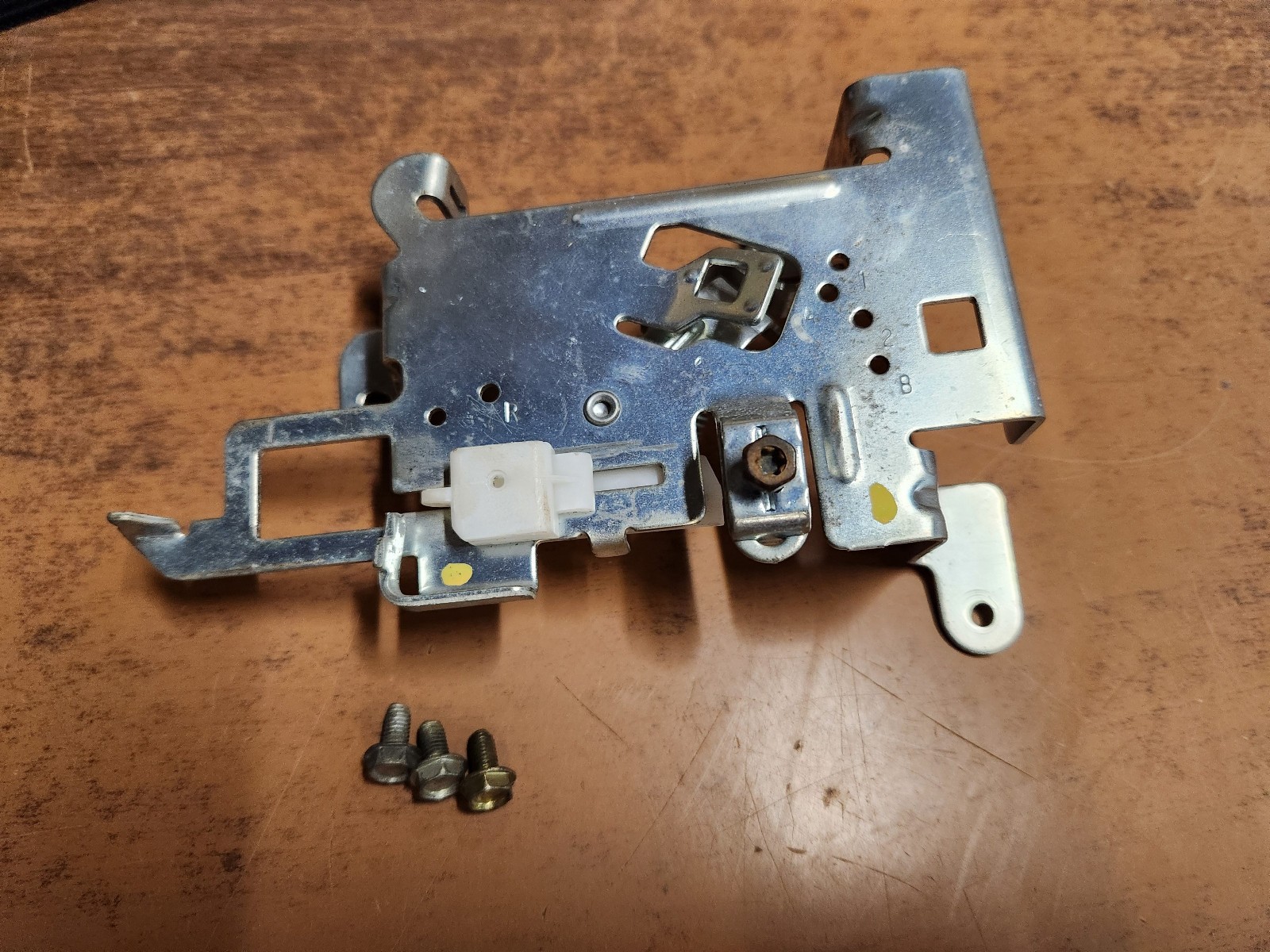 Briggs & Stratton Lawn Tractor Engine Model 31R977 Control Bracket 694042 597209 gallery