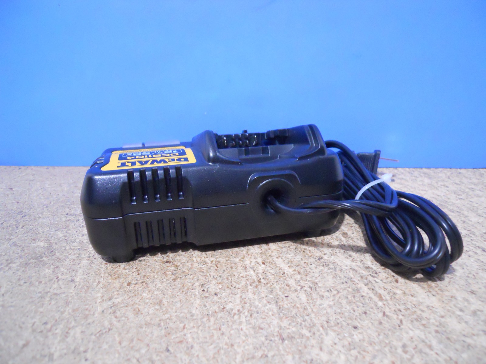 Dewalt Battery Charger 12/20V Max Flexvolt Lithium-Ion 4 AMP, DCB1104 gallery