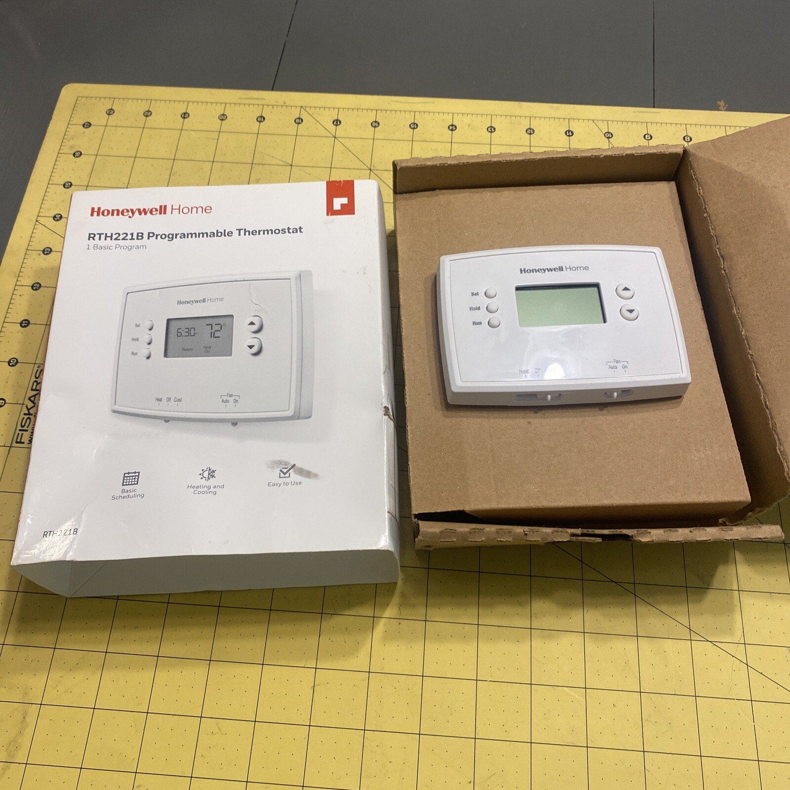 Honeywell 1-Week Programmable Thermostat (RTH221B1039) gallery