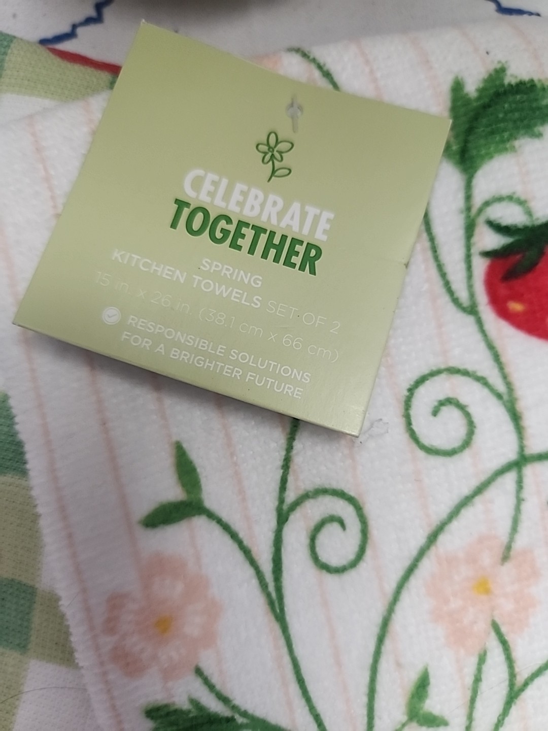 Set of 2 Spring Kitchen Towels NWT Strawberry Theme. gallery