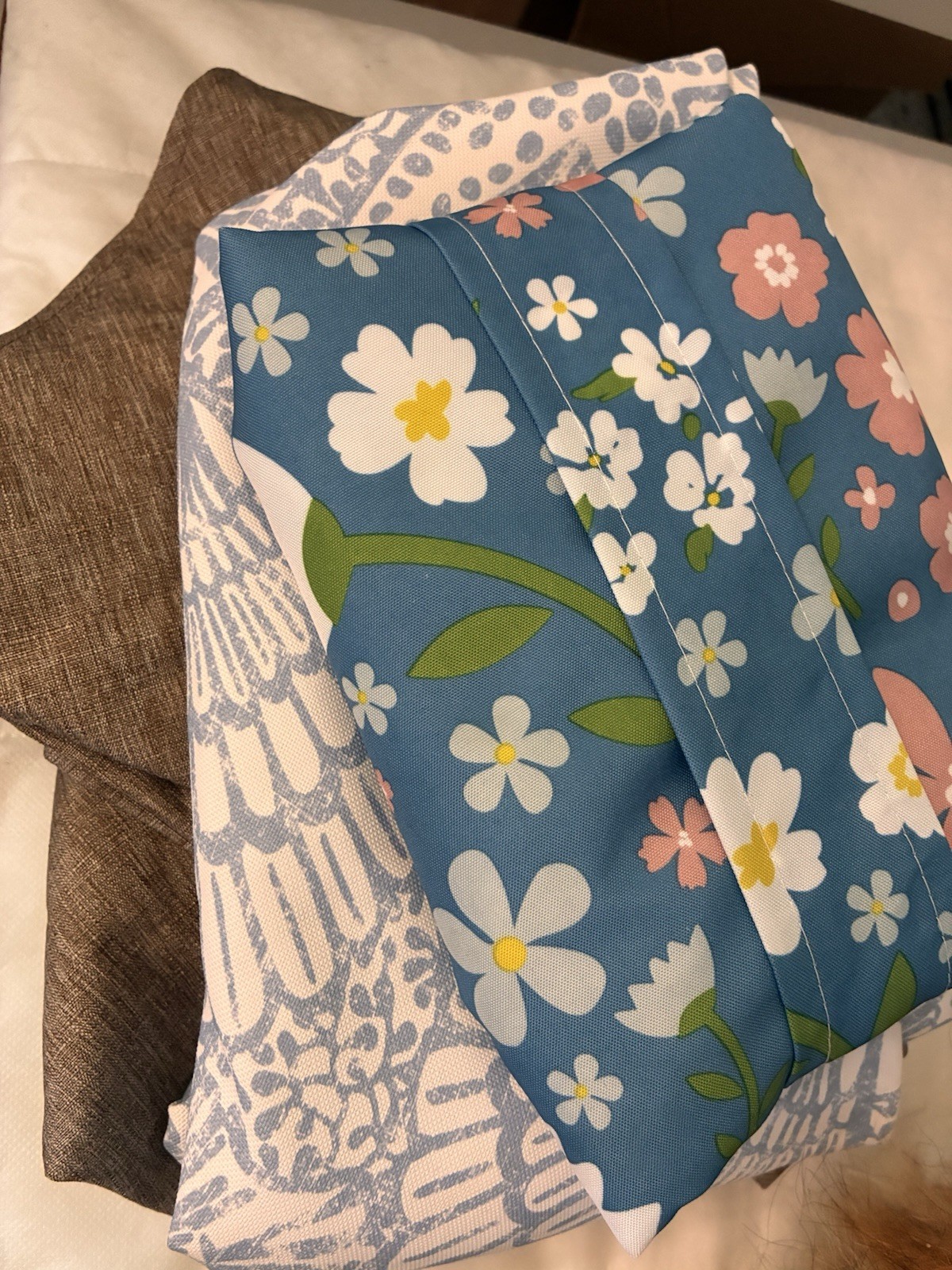 Assorted Designs Round Tablecloths High Quality Fabric Floral Shell Neutral gallery