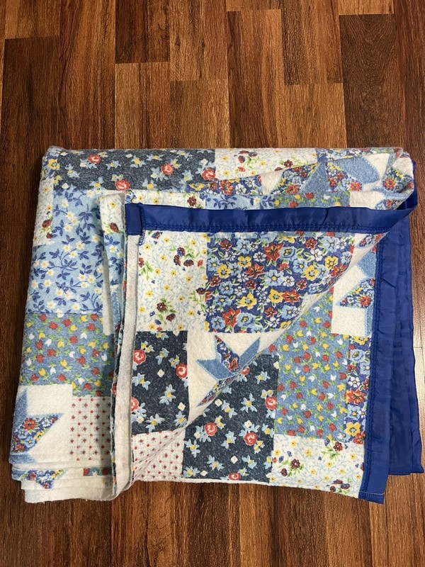 Vintage Blanket Satin Trim Quilt Pattern 87in x 77in Polyester Acrylic USA gallery