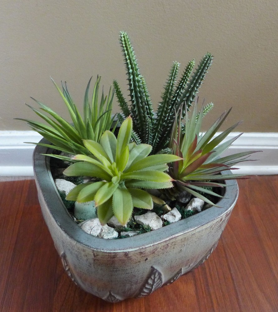 4 Mix Artificial Grass Plastic Succulents Plants Cactus and Agaves