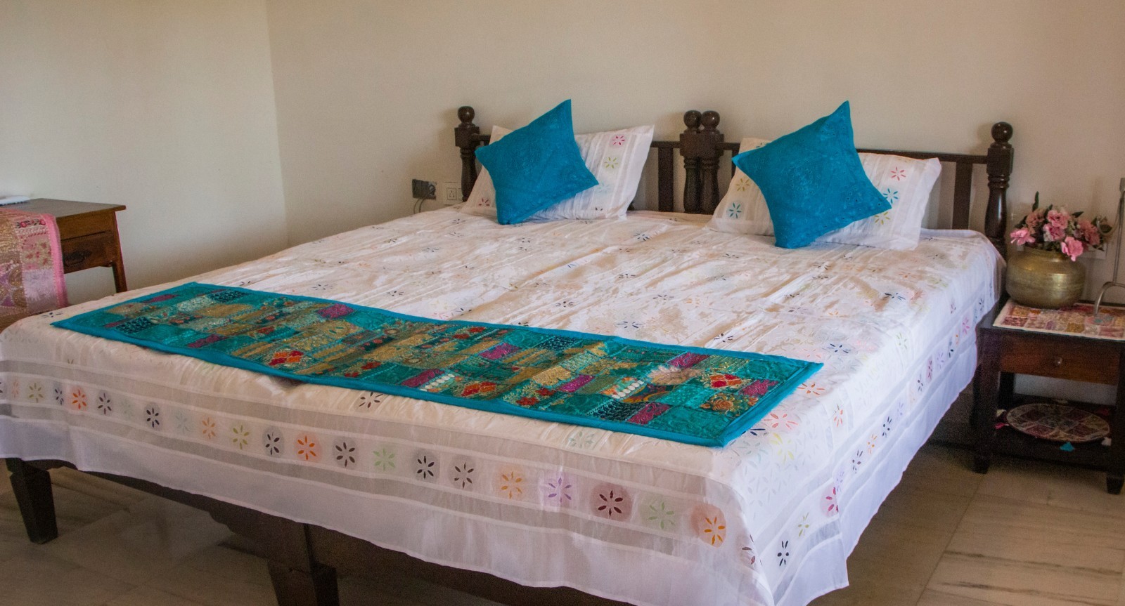 Handcrafted Appliqué Work Bedsheet Set – (90×108") gallery