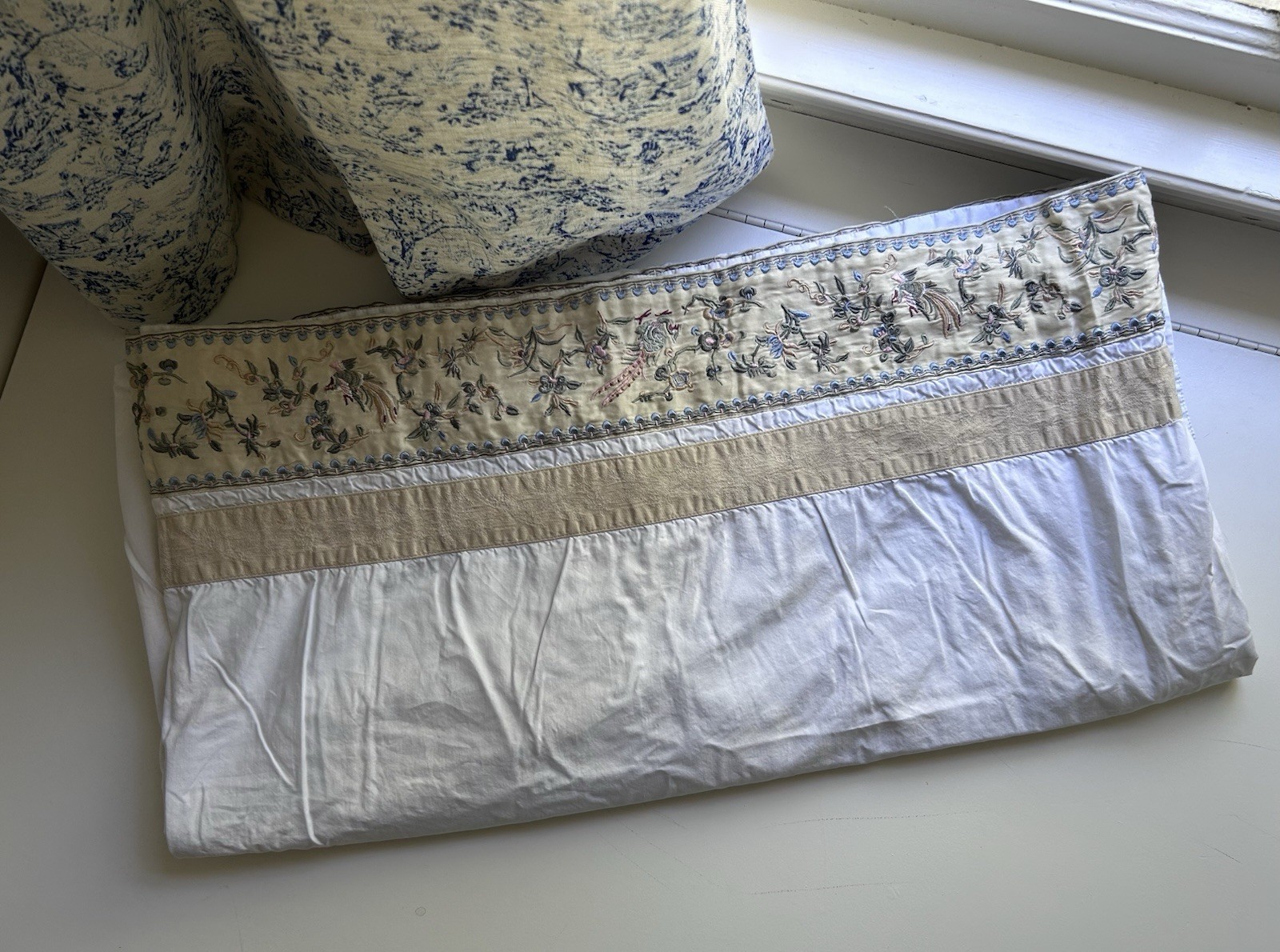 Natori King Flat Sheet Silk Embroidered Edge, Asian gallery