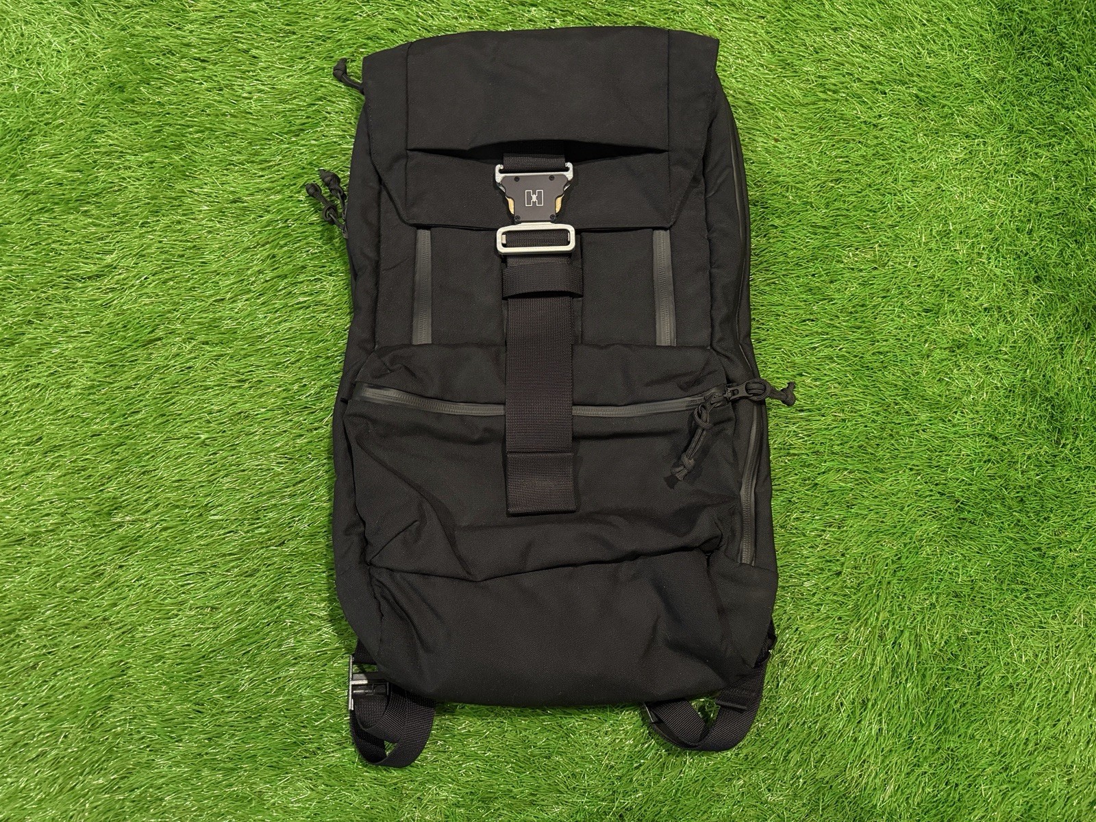 Huru - Model H2, 22L Backpack Black Tech
