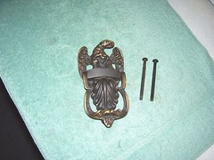 VINTAGE SOLID BRASS EAGLE DOOR KNOCKER! 1 1/3 POUNDS! 6.5″ TALL!
