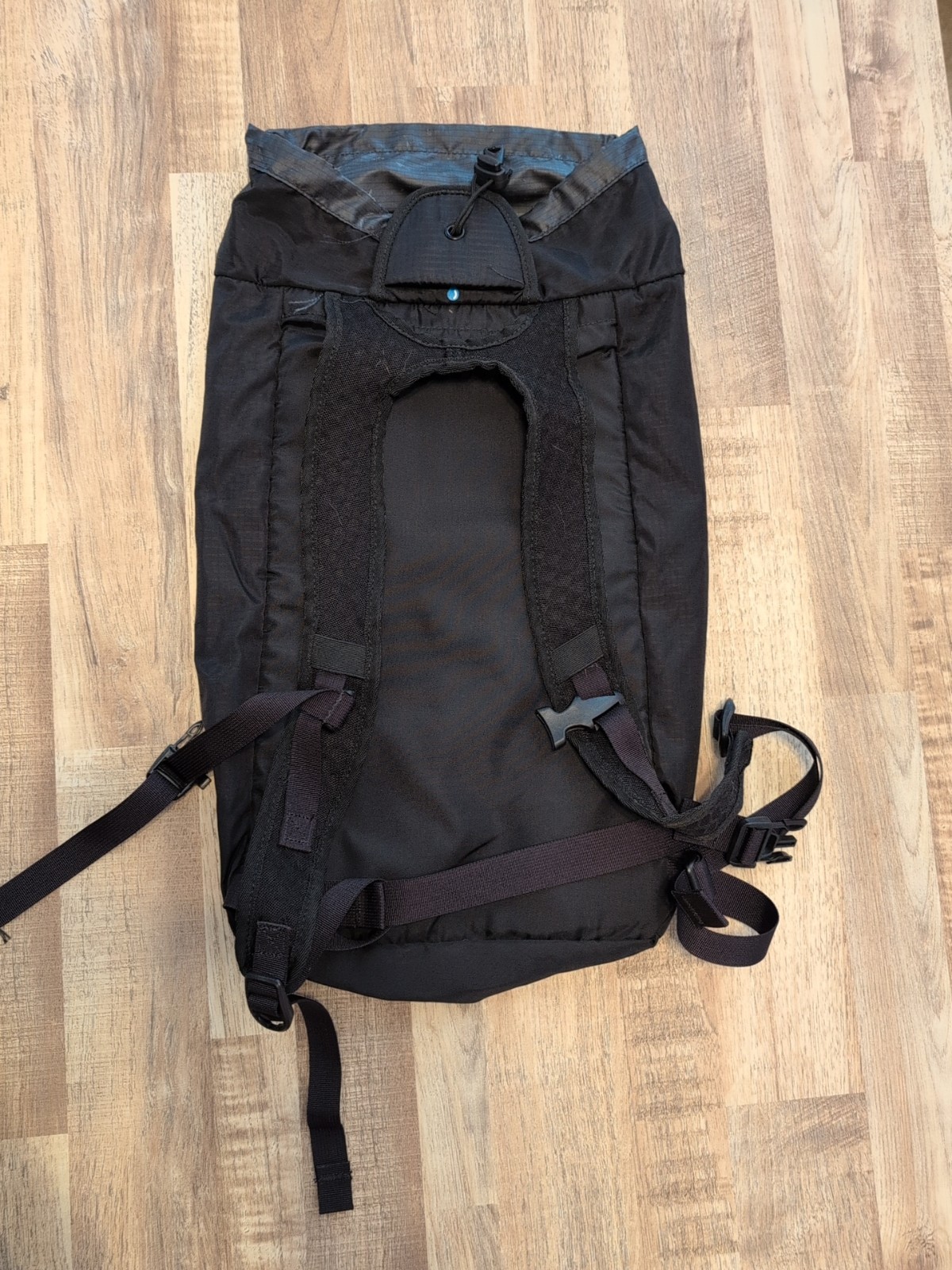 REI Flash 18 Black Lightweight Backpack 2