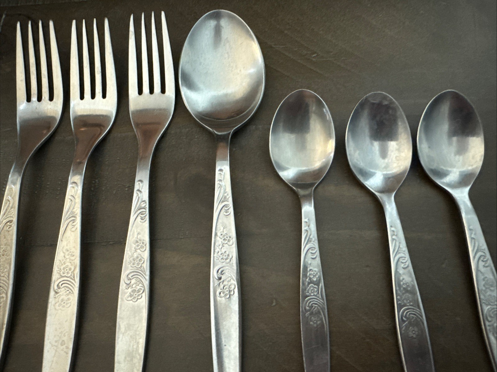 Rogers Floral Scroll Pattern S1712 Stainless 6 Pieces Flatware Misc Pieces gallery