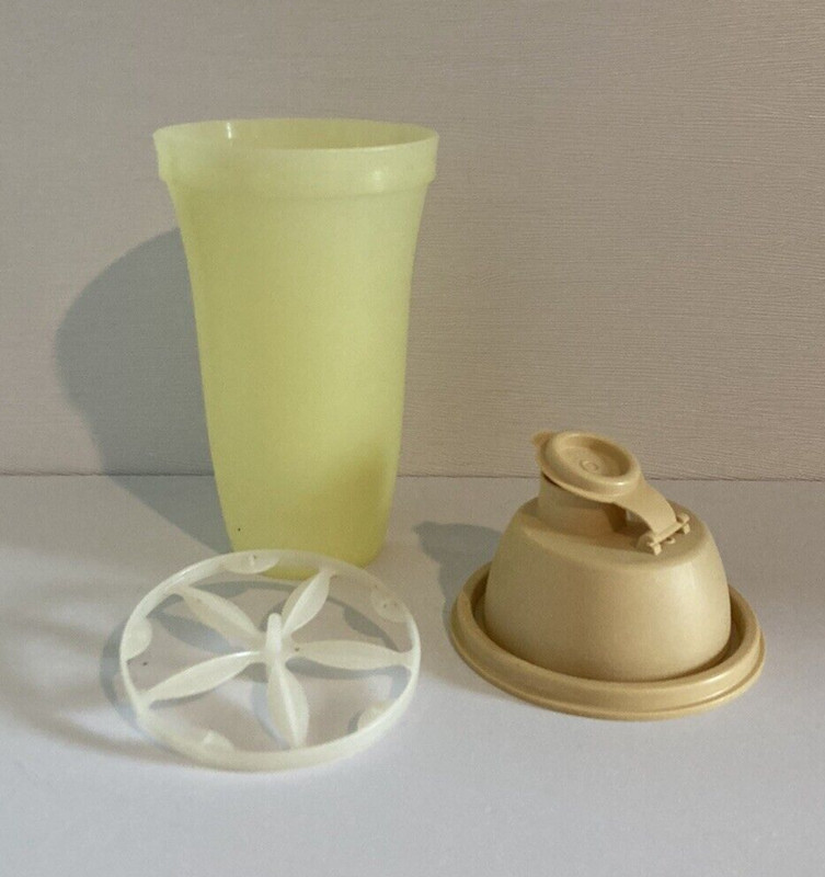Tupperware 844-11 Quick Shake Gravy Drink Mixer Shaker Yellow Peach Lid Vtg gallery