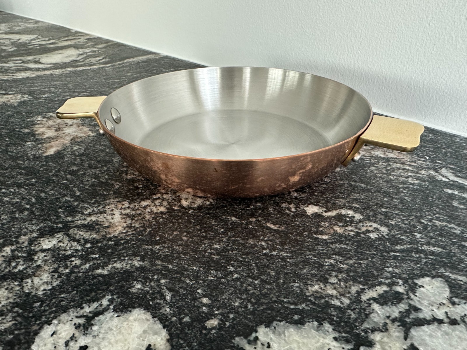 Mauviel Art Decó Copper & Stainless Steel Round Pan, Brass Handles 7.9-in gallery