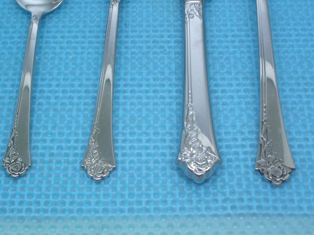 Oneida (Cube) DAMASK ROSE 4 Piece NEW Place Setting Stainless Flatware gallery