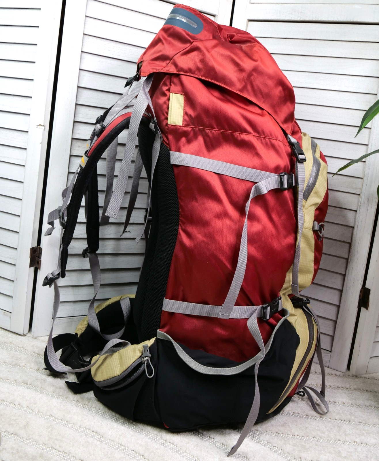 GoLite Odyssey Ultralight Internal Frame Backpack Red Tan Hiking Pack Medium 2