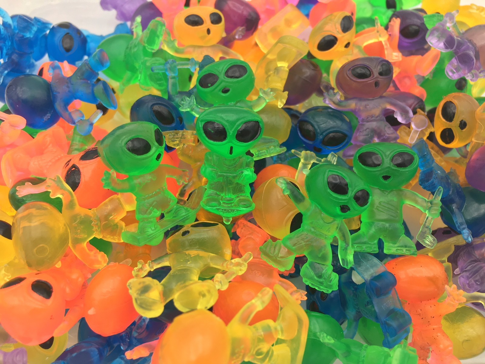 100 MINI ALIENS FIGURES CARNIVAL BIRTHDAY PARTY BAGS VENDING CAKE TOPPERS gallery