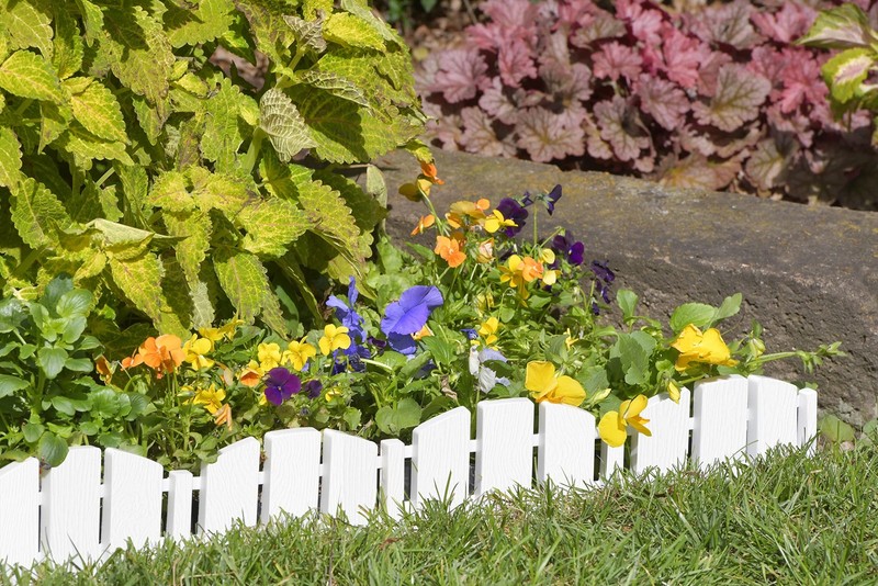 EasyFlex No-Dig Landscape Edging with Anchoring Spikes, 4.5 15 Foot, White gallery