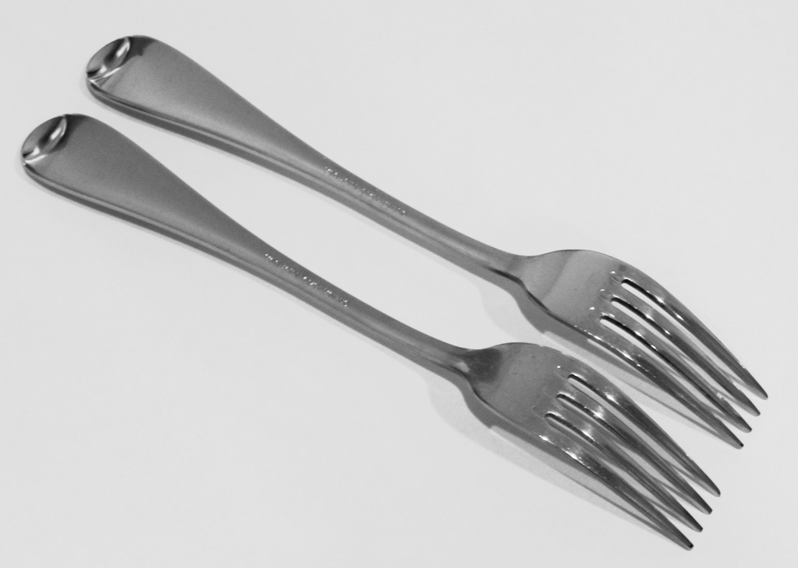 Two ONEIDA ISLET Glossy 18/10 Stainless 8-1/4" DINNER FORKS Made in USA gallery