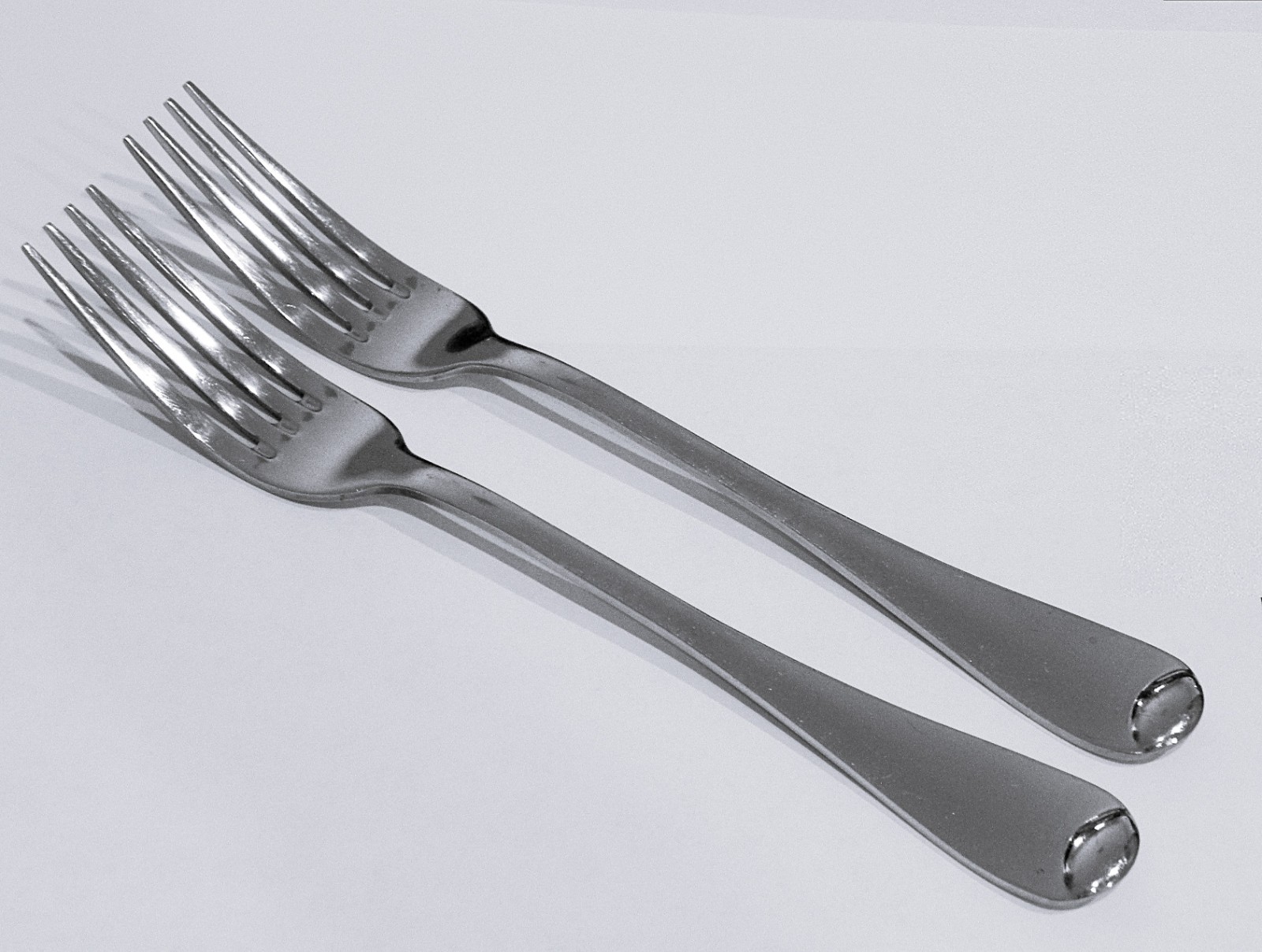 Two ONEIDA ISLET Glossy 18/10 Stainless 8-1/4" DINNER FORKS Made in USA gallery
