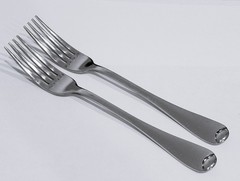 Two ONEIDA ISLET Glossy 18/10 Stainless 8-1/4″ DINNER FORKS Made in USA