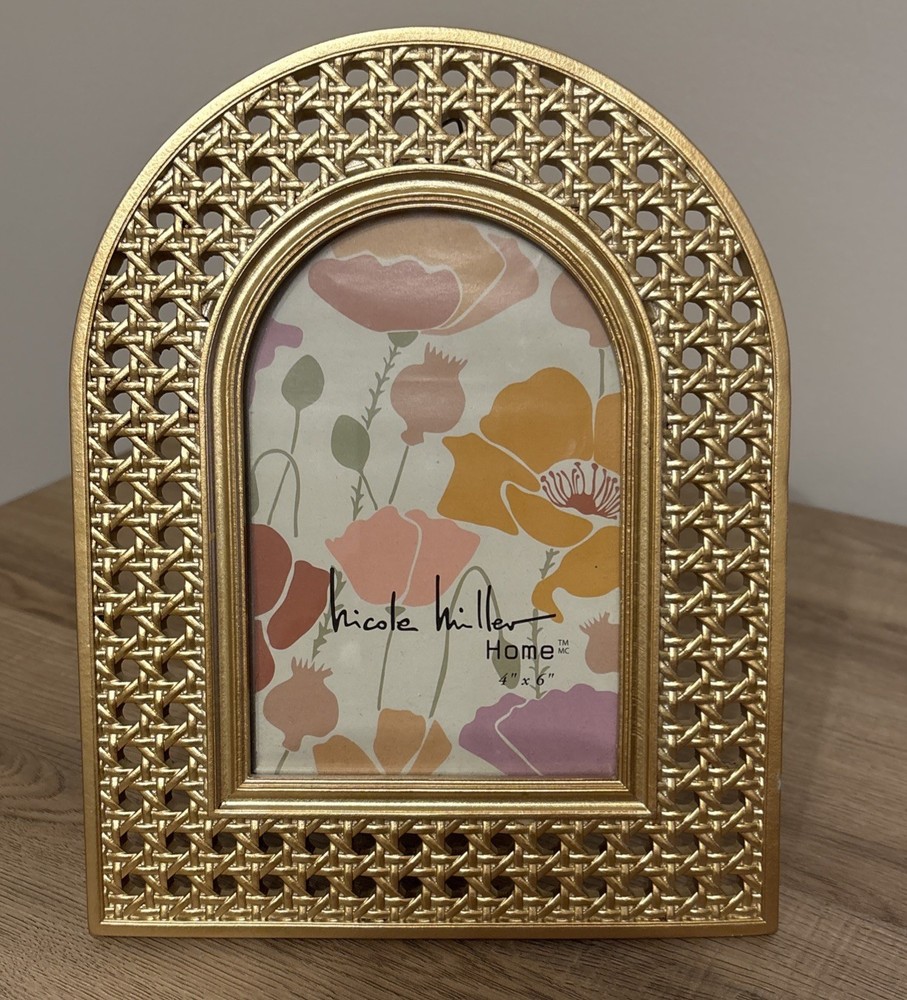 Nicole Miller Golden Round Rectangular Picture Frame Fits 4”x 6”Photo