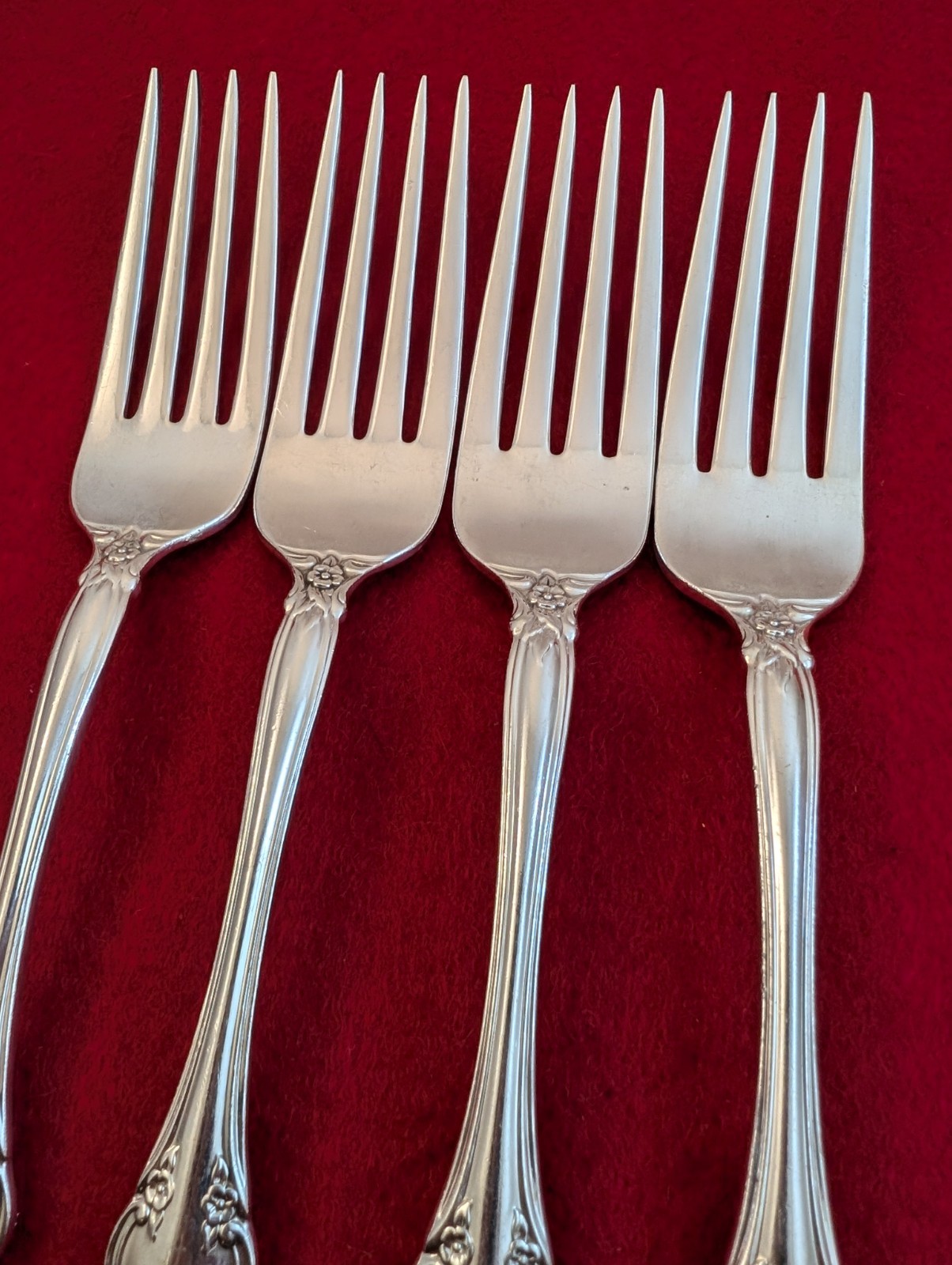 Set Of 4 International Deep Silver SilverPlate ORLEANS Dinner Forks 7 3/8" gallery