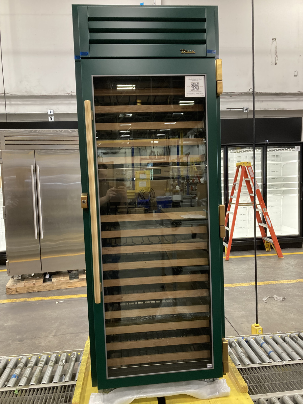 True TR-30DZW-R-SG-C~086-R08K 30" Built In Wine Column - Emerald w/ Gold & Lock gallery