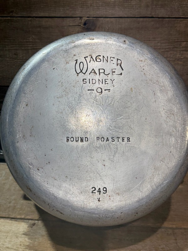 Wagner Ware, No. 249 Round Roaster & No. 9, Drip Drop Roaster Lid gallery