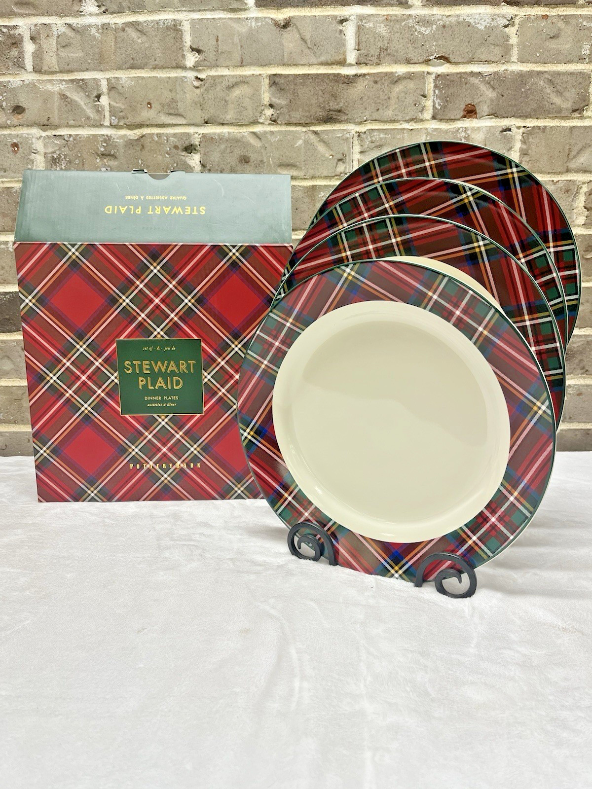 POTTERY BARN STEWART PLAID TARTAN DINNER PLATES 4 Pc SET RED CHRISTMAS HOLIDAY gallery