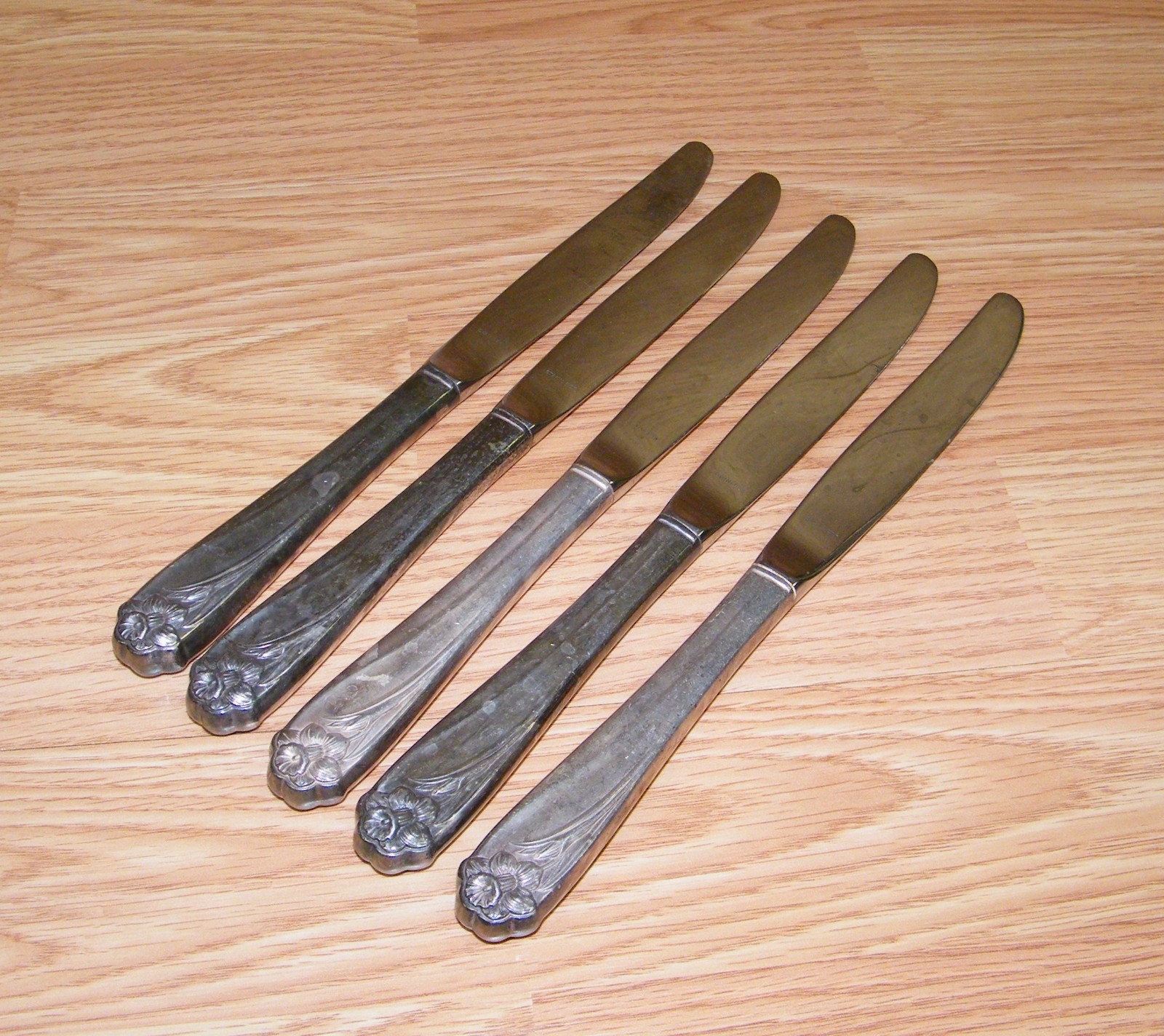 Unbranded/Generic Set of 5 Stainless Steel Butter Knives With Daffodil Design gallery