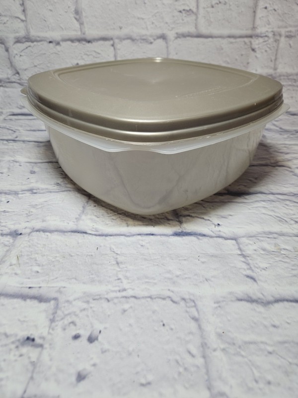VTG Rubbermaid Large Square Container "C"-21.1 Cups (1.3 Gal) Sheer w Silver Lid gallery