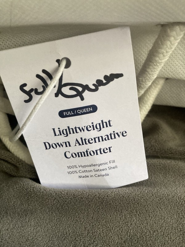 Brooklinen Queen /Full Down Alternative Comforter White 92”x96” 31oz Fill gallery