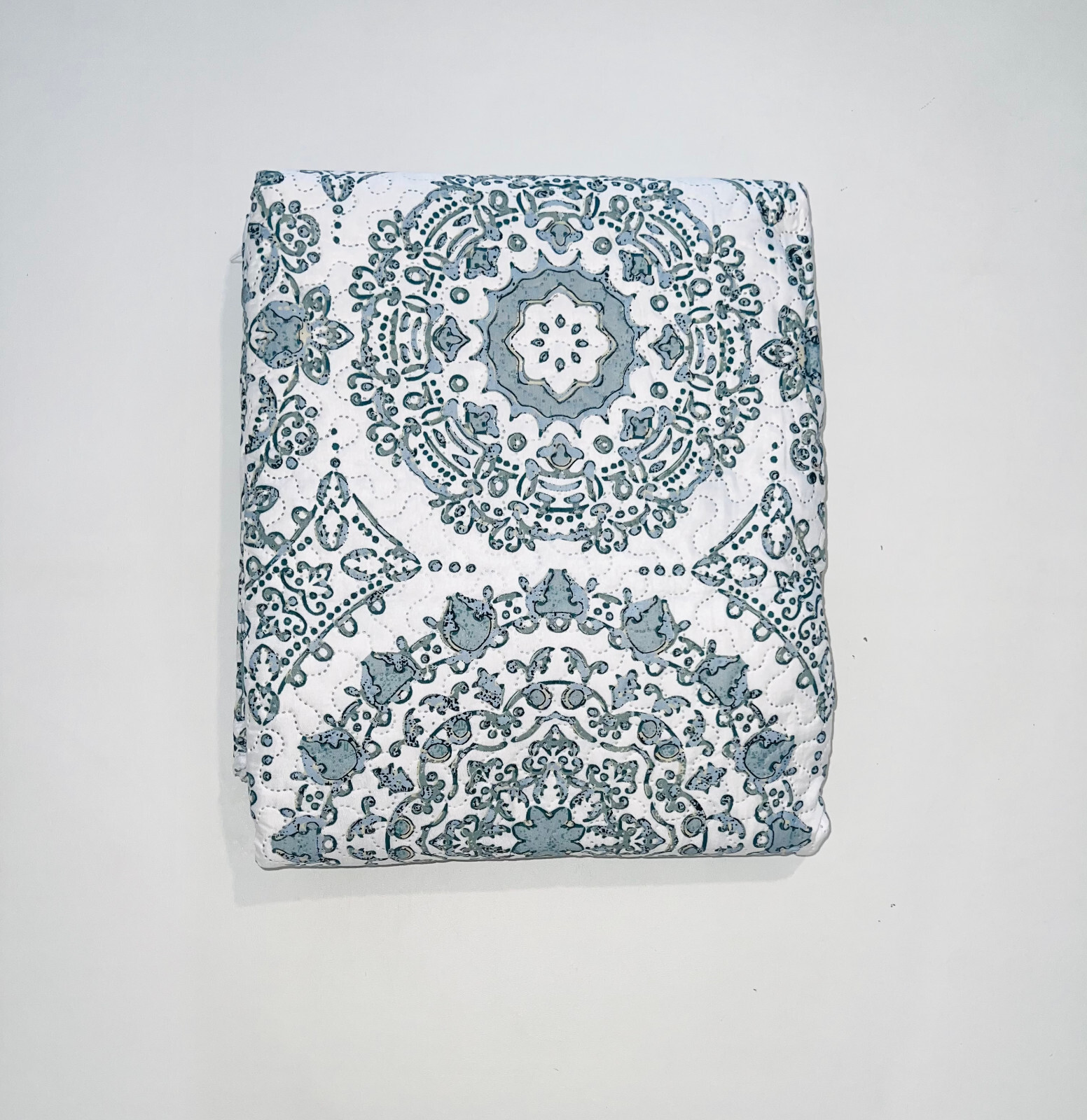 3-Piece king Size Printed WHITE AND BLUE Quilt Set circle gallery