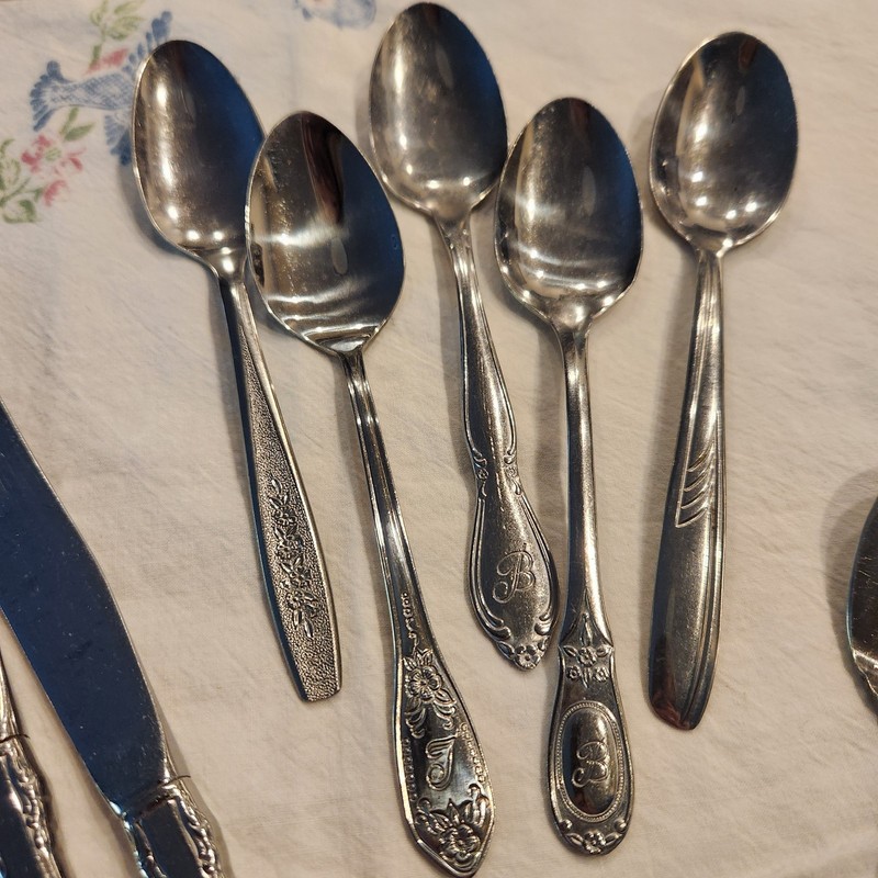 Mixed Lot Oneida, Rogers, MISC Stainless Steel Flatware Serving Mixed Materials gallery