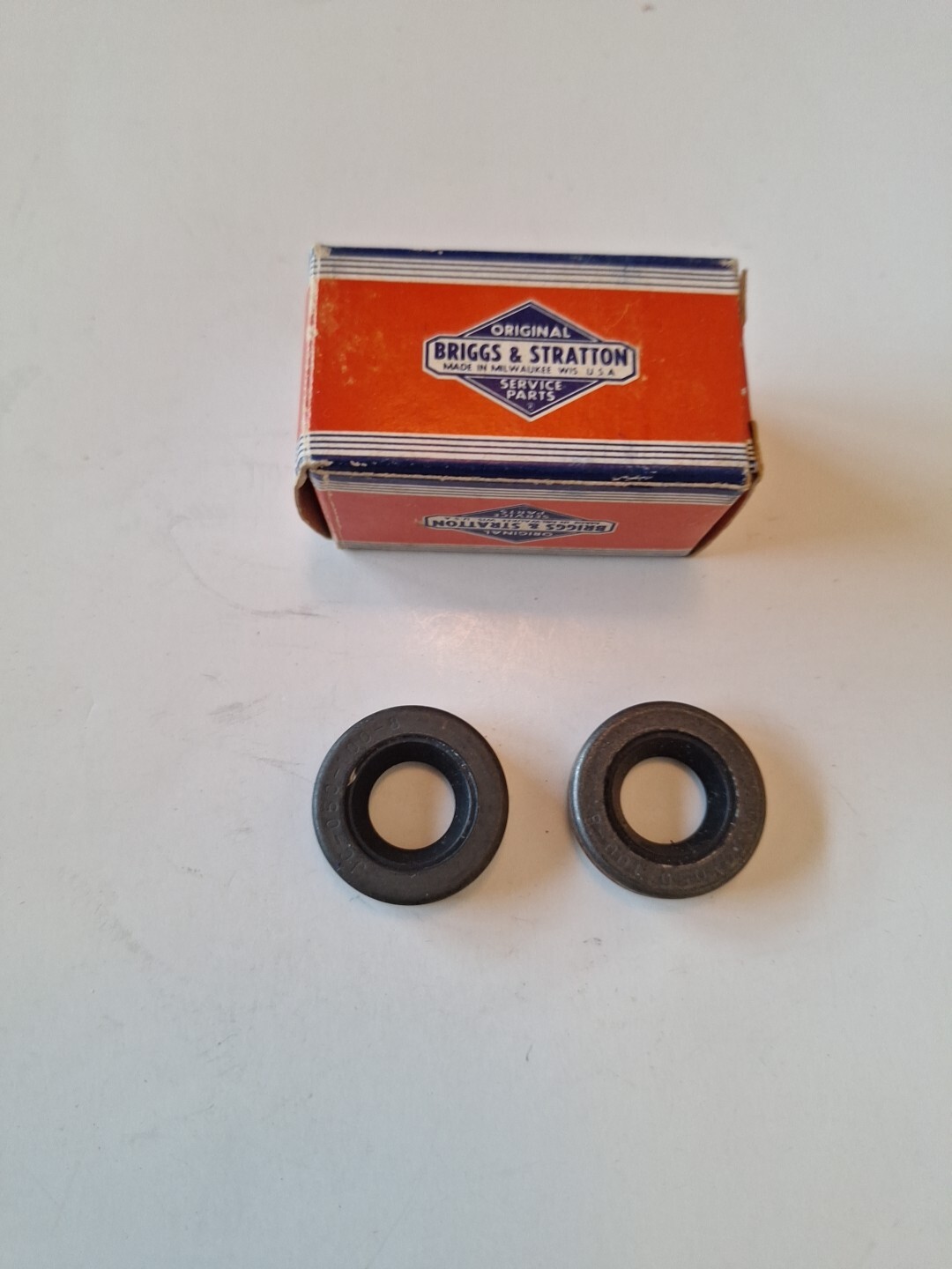 (2) NOS OEM Genuine Briggs & Stratton Engine Oil Seals. Part 298041 gallery