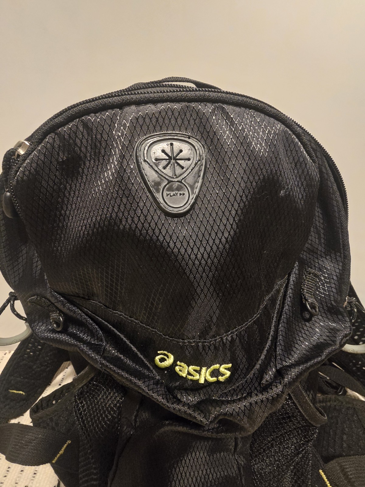 Asics Performance Run HIKE Backpack Zip Padded Black Gray comfort compsrtments 2