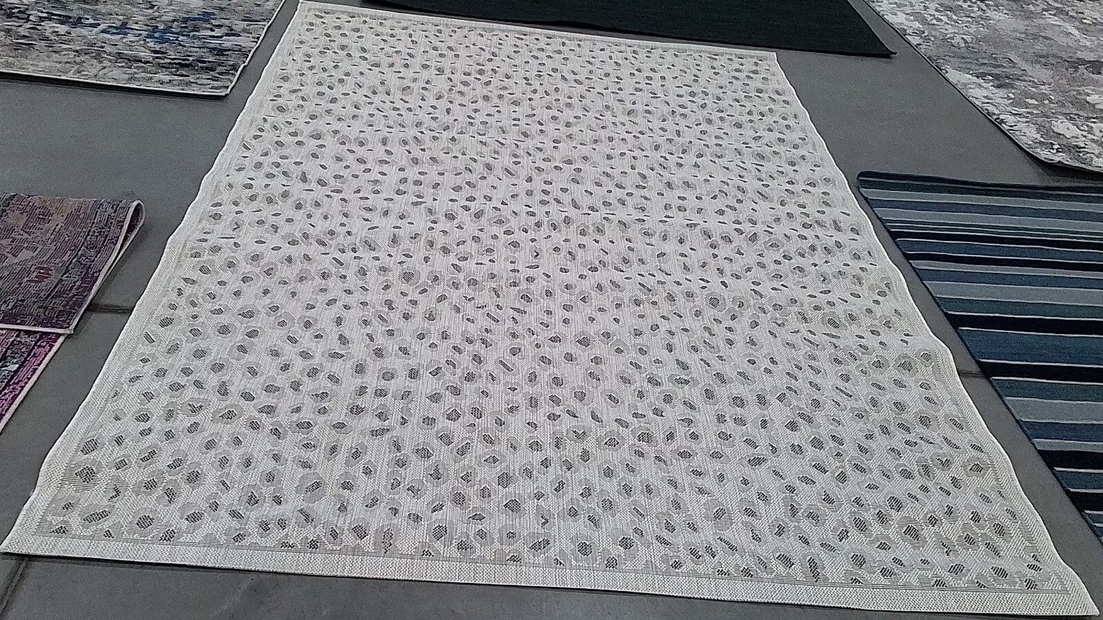 IVORY / BLU 6'-7" x 9'-6" Back Stain Rug Reduced Price 1172762144 CY8104-53412-6 gallery