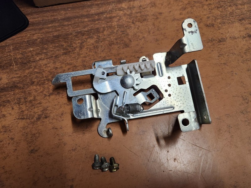 Briggs & Stratton Lawn Tractor Engine Model 31R977 Control Bracket 694042 597209 gallery