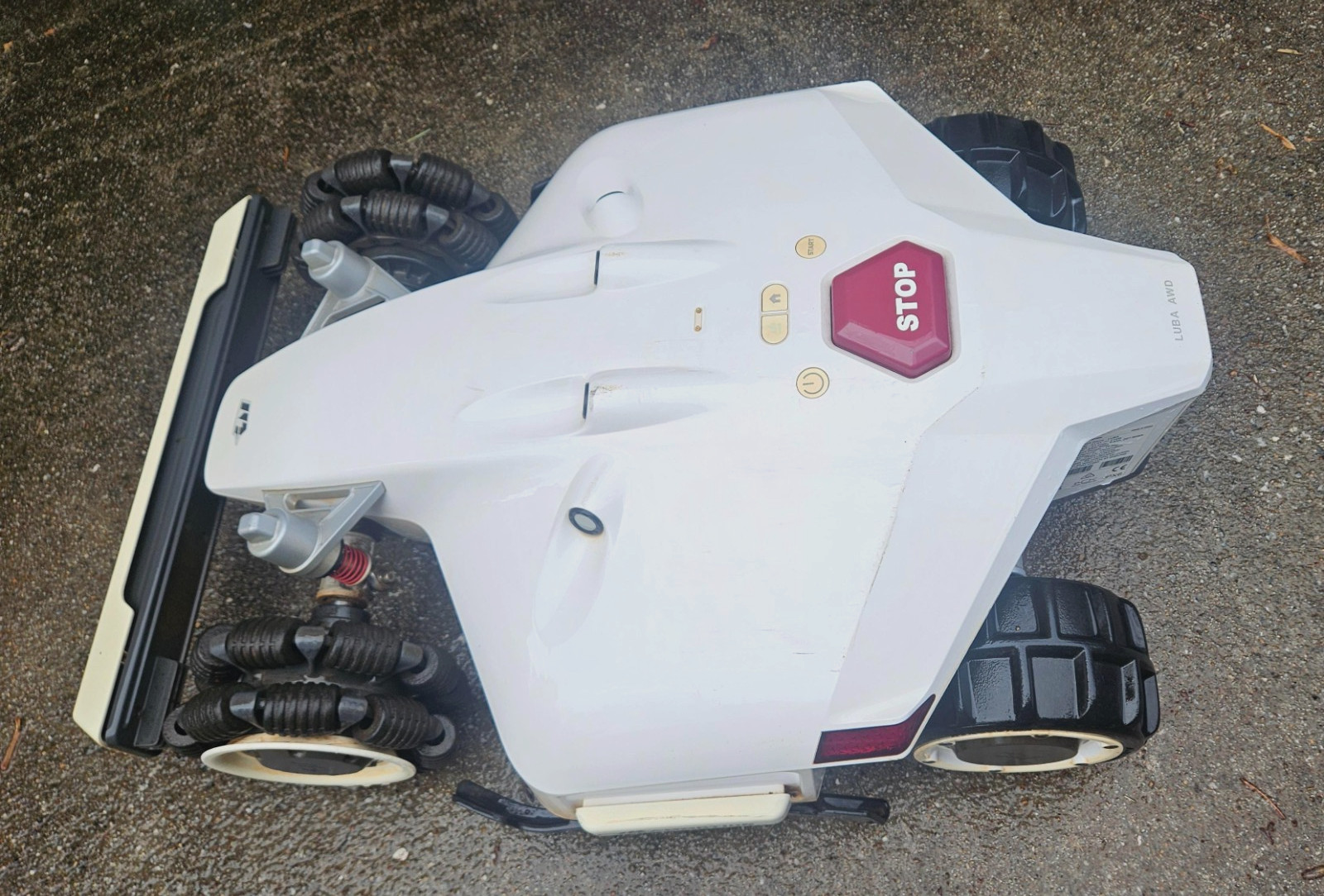 MAMMOTION LUBA AWD 3000 Robot Lawnmower 0.75 Acres Cutting 1"-2.7" Cut gallery