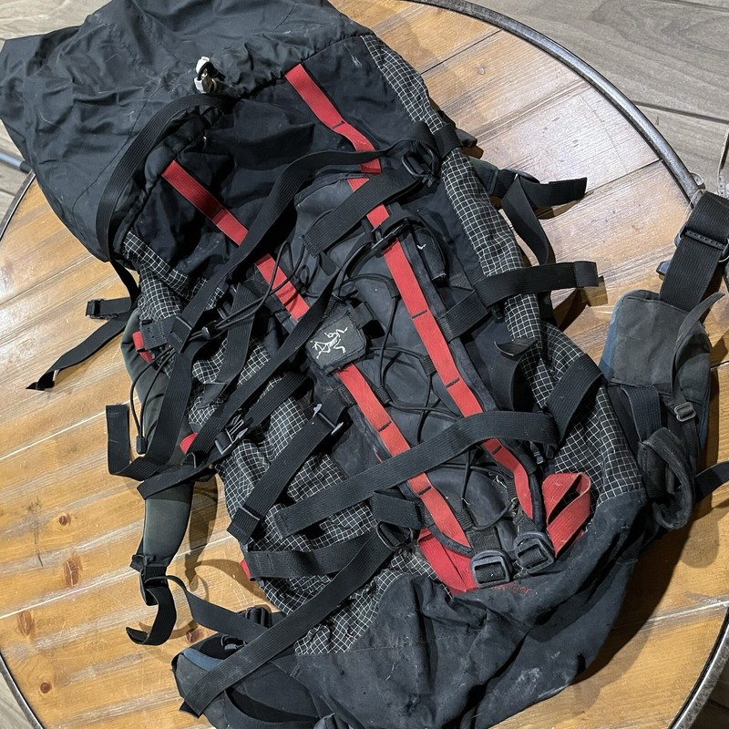 Arc’teryx Backpack Nozone Climbing Distressed Internal Frame Hiking Large Black
