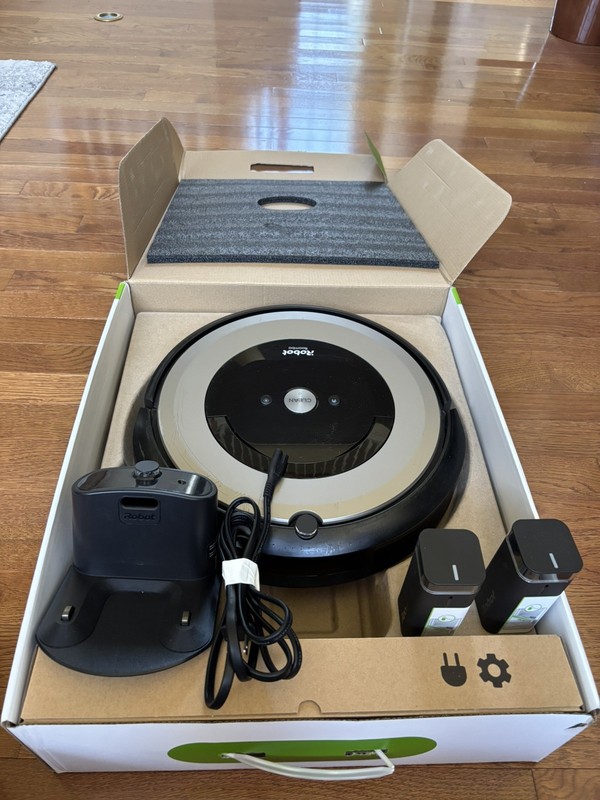 Roomba E6198 with 2 additional wall barrier and Charging Base, need a battery. gallery