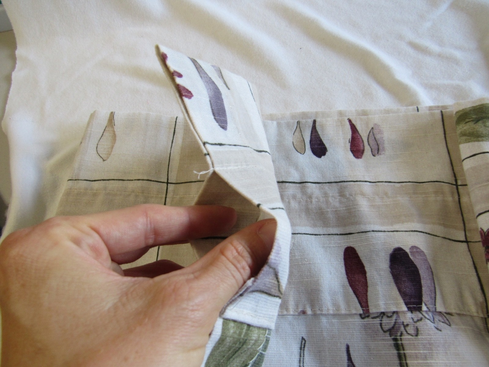 Cotton/Poly 94" by 14 1/2" inches - flowers, leaves Croscill Valance gallery